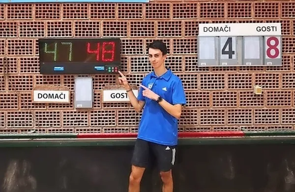  Gašper Povh je tako pokazal na svoj svetovni rekord v hitrostnem 
zbijanju.