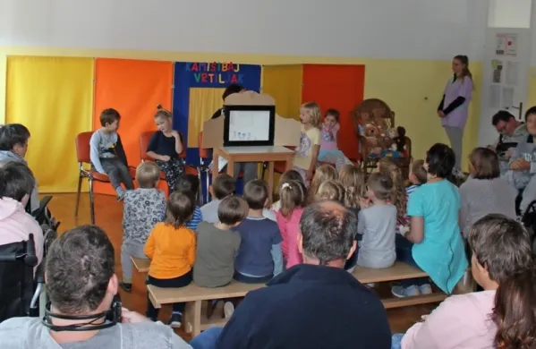 Vrtčevski otroci in varovanci varstveno delovnih centrov so postali 
poslušalci in pripovedovalci zgodb.