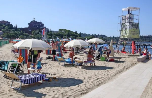 Za najem peščene plaže v Portorožu se že dolga leta zanima hotel 
Kempinski. Če bo razpis Okolja Piran zanj primeren, bo kot zadnji 
hotel višje kategorije v piranski občini dobil plažo za svoje 
goste. 