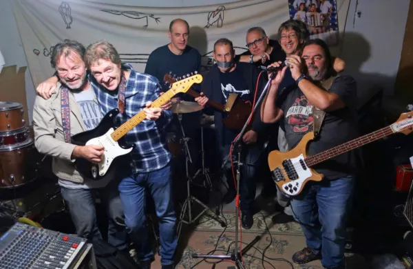 Zmelkoow in gostje na vajah pred koncertom (z leve):  Drago Favento, Maurizio Ratoša, Damjan Barut, 
Boris Furlan - Primitivc, Andrea F, Gorazd Sedmak - Goga in Žare Pavletič 