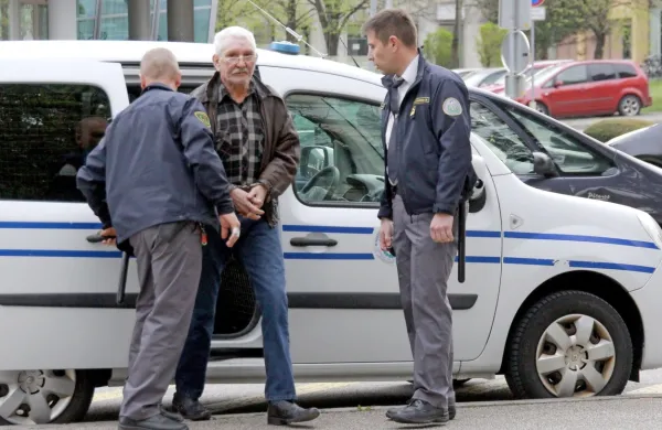 Draganu Kukanji novogoriško tožilstvo poleg umora mame očita 
še hudo telesno poškodbo, zanemarjanje mladoletne osebe ter 
nasilje v družini.