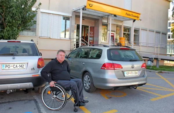 Srečko Petkovšek pravi, da si je deset let prizadeval, da je Pošta 
Slovenije pred svojo postojnsko enoto končno uredila tudi parkirno mesto za invalide.