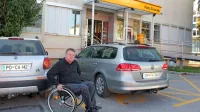 Srečko Petkovšek pravi, da si je deset let prizadeval, da je Pošta 
Slovenije pred svojo postojnsko enoto končno uredila tudi parkirno mesto za invalide.