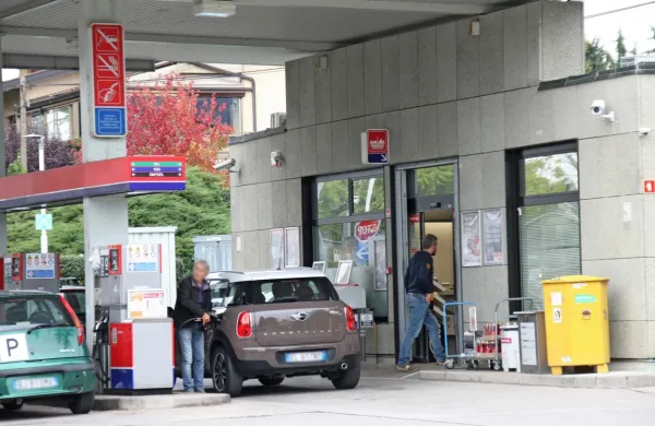 V noči na ponedeljek je bil Petrolov bencinski servis v Mirnu znova 
tarča vlomilcev.