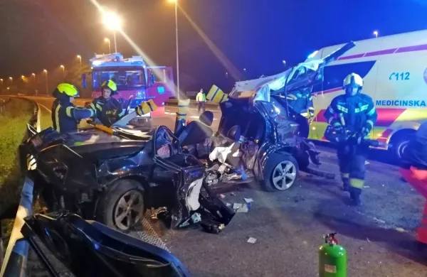 Koprski poklicni gasilci so moral s tehničnim posegom razpreti 
pločevino in dvigniti streho, da so prišli do poškodovanega 
italijanskega voznika. 
