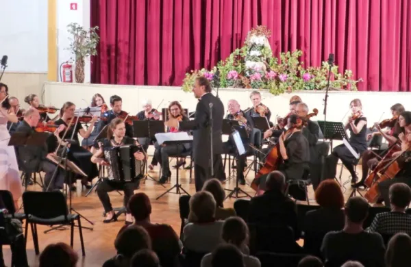 Obalni komorni orkester, na fotografiji iz nastopa v Sv. Antonu,  je nastopil  v štirih vaseh  z nedeljskim vrhuncem v Šmarjah.  