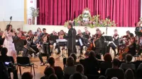 Obalni komorni orkester, na fotografiji iz nastopa v Sv. Antonu,  je nastopil  v štirih vaseh  z nedeljskim vrhuncem v Šmarjah.  
