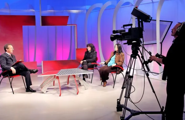 Uredništva programov Televizije Koper-Capodistria v italijanskem 
jeziku so danes pozvala italijansko vlado, slovenska politična 
telesa, predstavnike italijanske narodne skupnosti v Sloveniji in na 
Hrvaškem ter RTV Slovenijo, da jim zagotovijo nadaljevanje 
satelitskega oddajanja programov. 