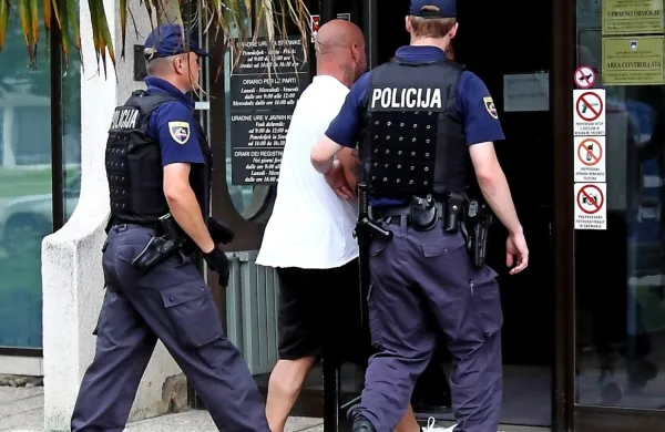 Valona Hoxhaja so junija leta 2016 pripeljali na sodišče, po 
zaslišanju  pa v pripor. 