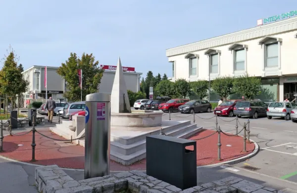 V Sežani je uporaba mobilne aplikacije za uporabnike brezplačna, 
v Štanjelu ne.