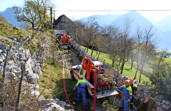 Cevi za gašenje so z ustreznim pritiskom nameščali pol kilometra 
visoko. 