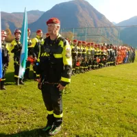 Miro Bozja  s posebno enoto Gamsi v ozadju. 