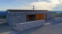 Poslovilna vežica v Šembijah s preprosto, a domišljeno arhitekturo priteguje pozornost strokovne in širše javnosti. 