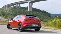 Mazda3 v novi generaciji še nekoliko bolj daje prednost premijski 
podobi potniške kabine in izpiljenim voznim lastnostim.