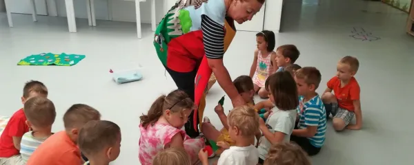 Nataša Frank z Miškom Bamijem  zadnje leto gostuje po primorskih 
šolah in vrtcih, vabijo jo številni zavodi in društva, z največjim 
veseljem pa se odzove tudi na povabila pediatričnih oddelkov in 
bolnišnic za otroke. 