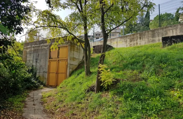 V tem zaklonišču pod parkiriščem na  Markovcu bodo uredili 
četrtni mladinski center, ki bo podružnica CMK Koper. 