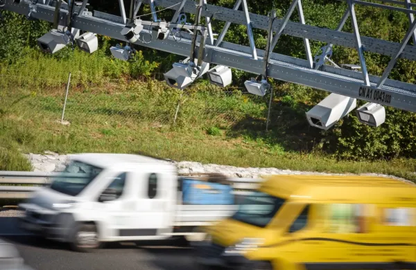 Avtocestne kamere so postavljene tudi na portalih.