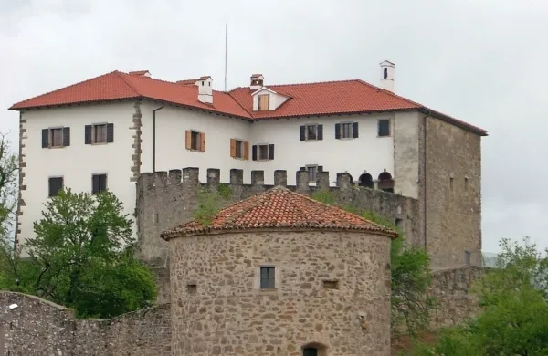 Občina Ilirska Bistrica namerava na premskem gradu zamenjati 
okna, polkna in vrata, za kar bo odštela 106.000 evrov.  