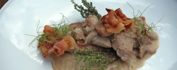 RECEPT: Svinjski medaljoni z jurčki in panceto na pireju iz jurčkov
