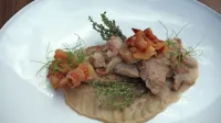 RECEPT: Svinjski medaljoni z jurčki in panceto na pireju iz jurčkov