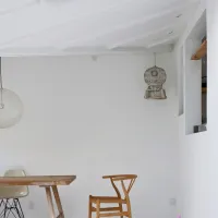 Strešna okna dodatno osvetljujejo prostor. (foto: Jonas Bjerre-Poulsen)