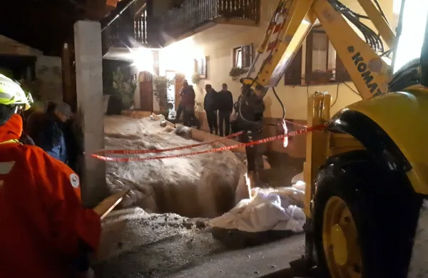 Na Tolminskem deroča voda ogrožala dve hiši in poplavila glavno cesto