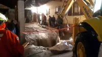 Na Tolminskem deroča voda ogrožala dve hiši in poplavila glavno cesto