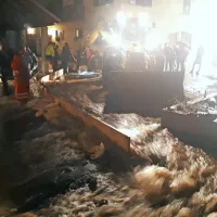 Na Tolminskem deroča voda ogrožala dve hiši in poplavila glavno cesto
