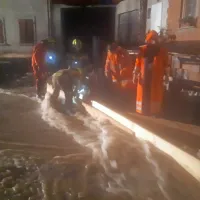Na Tolminskem deroča voda ogrožala dve hiši in poplavila glavno cesto