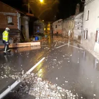 Na Tolminskem deroča voda ogrožala dve hiši in poplavila glavno cesto