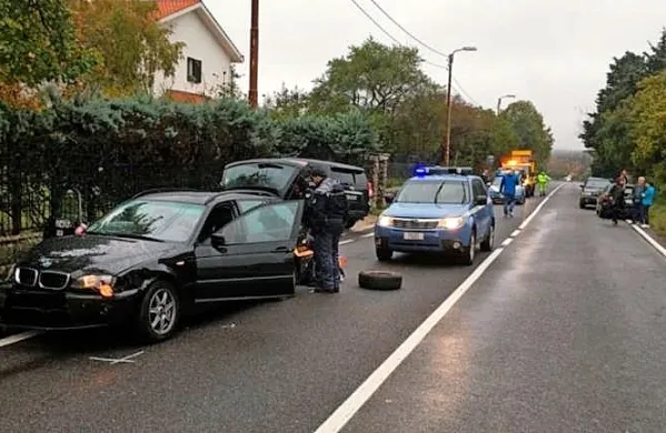 Slovenski policisti so BMW-ju nemške registracije sledili vse do 
Bazovice, kjer je trčil v zid in drugo vozilo.