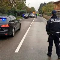 Slovenski policisti so BMW-ju nemške registracije sledili  do Bazovice, kjer je trčil v zid in drugo vozilo.