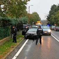 Slovenski policisti so črnemu BMW-ju nemške registracije sledili 
vse do Bazovice, kjer je trčil v zid in drugo vozilo.