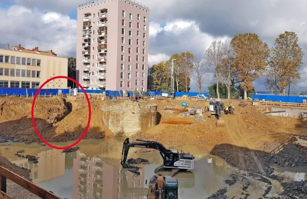 Z rdečim krogom je označen kanal, ki so ga gradbinci skopali, da 
bi fekalije iz začasne jame speljali v nižje ležeče območje. 