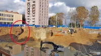 Z rdečim krogom je označen kanal, ki so ga gradbinci skopali, da 
bi fekalije iz začasne jame speljali v nižje ležeče območje. 