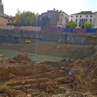 “Včeraj so  jarek razširili in poglobili, tako da zdaj fekalije prosto 
tečejo v najnižji del gradbišča,” so ogorčeni stanovalci bloka na 
Muzejskem trgu 4.  
