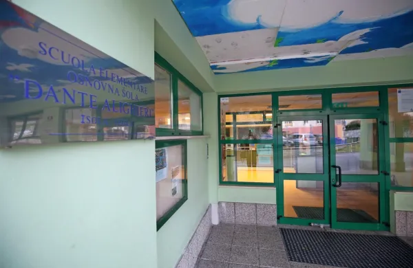 Kot vse kaže,  so dogodki, povezani z dosedanjo  ravnateljico OŠ 
Dante Alighieri, Simono Angelini, še bolj skrhali  odnose v italijanski manjšini.  