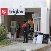 Eksplozija je poleg bankomata razdejala tudi pisarno zavarovalnice Triglav ob njem.