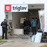 Eksplozija je poleg bankomata razdejala tudi pisarno zavarovalnice Triglav ob njem.