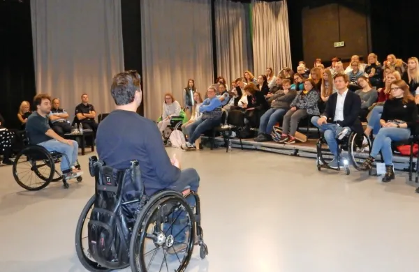 50 sežanskim dijakom, ki so aktivno sodelovali v akciji Heroji 
furajo v pižamah, so svoje izkušnje iz prometnih nesreč predstavili 
tudi ambasadorji zavoda Vozim.    