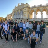 Med vračanjem  so se štirje avtobusi orkestrašev in spremstva ustavili  v Schönbrunnu na Dunaju.