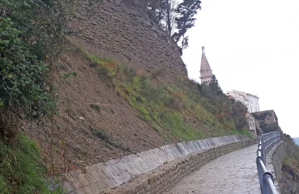 Delavci Okolja Piran so padle kamne že očistili, pričakovati pa je, 
da bodo novi prileteli že ob naslednjih padavinah. 