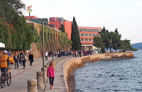 Pešpot skozi kompleks se bo končala za oboki, naprej bo zapora 
zaradi gradbišča. Za tiste, ki bi želeli do glavne ceste, bo pot 
speljana po stopnicah (pred oboki), mimo cerkvice in naprej po 
zgornji strani kompleksa.

