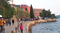 Pešpot skozi kompleks se bo končala za oboki, naprej bo zapora 
zaradi gradbišča. Za tiste, ki bi želeli do glavne ceste, bo pot 
speljana po stopnicah (pred oboki), mimo cerkvice in naprej po 
zgornji strani kompleksa.

