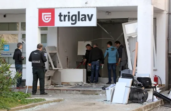 Po naših podatkih so storilci  po eksploziji  iz uničenega bankomata vzeli kasete, v katerih naj bi bilo 
nekaj več kot 40.000 evrov.  