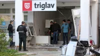 Po naših podatkih so storilci  po eksploziji  iz uničenega bankomata vzeli kasete, v katerih naj bi bilo 
nekaj več kot 40.000 evrov.  