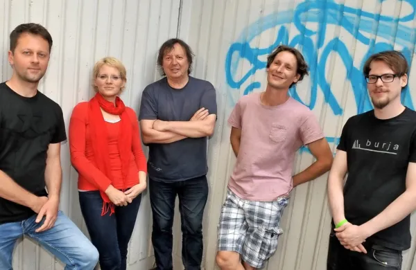 Drago Mislej - Mef (v sredini) že več let nastopa  z akustičnim, od predlani pa tudi  z mladim električnim Narodnoosvobodilnim bendom.