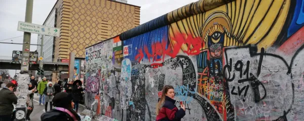 Turisti med obiskom Berlina radi obiščejo tudi  East Side Gallery, 
največjo galerijo na prostem na svetu - 1,3 kilometra dolg 
mednarodni spomenik svobode na ostanku berlinskega zidu.