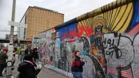 Turisti med obiskom Berlina radi obiščejo tudi  East Side Gallery, 
največjo galerijo na prostem na svetu - 1,3 kilometra dolg 
mednarodni spomenik svobode na ostanku berlinskega zidu.