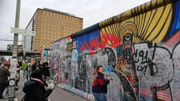 Turisti med obiskom Berlina radi obiščejo tudi  East Side Gallery, 
največjo galerijo na prostem na svetu - 1,3 kilometra dolg 
mednarodni spomenik svobode na ostanku berlinskega zidu.